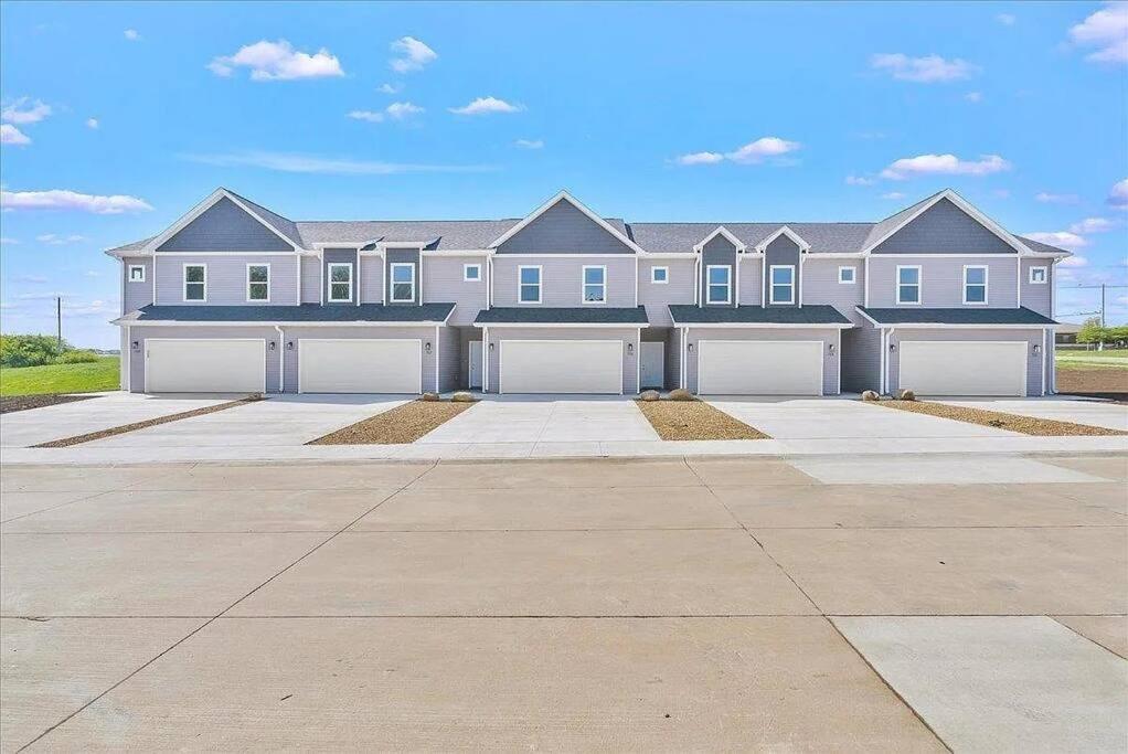 Central Cedar Falls Townhome - King Beds! מראה חיצוני תמונה