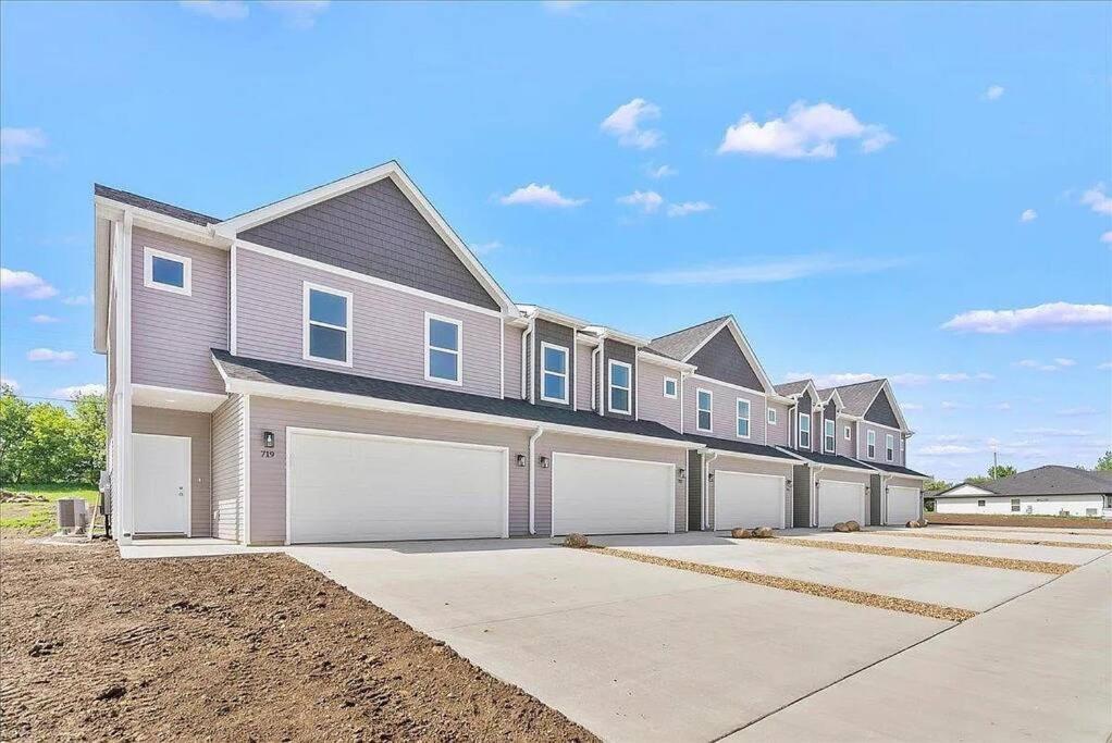 Central Cedar Falls Townhome - King Beds! מראה חיצוני תמונה