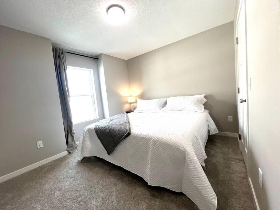 Central Cedar Falls Townhome - King Beds! מראה חיצוני תמונה